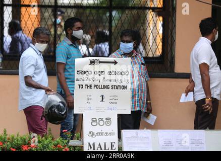 200805 -- COLOMBO, le 5 août 2020 -- les électeurs font la queue pour voter dans un bureau de vote à Colombo, au Sri Lanka, le 5 août 2020. Une participation électorale estimée à 40 pour cent a été enregistrée lors des élections législatives du Sri Lanka mercredi midi, après le début du scrutin à 7 heures, heure locale, a indiqué le département d'information du gouvernement. Photo de /Xinhua SRI LANKA-PARLIMENTARY ELECTION-VOTING AjithxPerera PUBLICATIONxNOTxINxCHN Banque D'Images