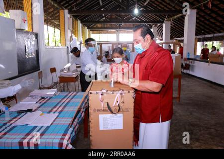 200805 -- COLOMBO, le 5 août 2020 Xinhua -- le Premier ministre sri-lankais Mahinda Rajapaksa jette son bulletin de vote dans un bureau de vote à Hambantota, au Sri Lanka, le 5 août 2020. Une participation électorale estimée à 40 pour cent a été enregistrée lors des élections législatives du Sri Lanka mercredi midi, après le début du scrutin à 7 heures, heure locale, a indiqué le département d'information du gouvernement. Xinhua SRI LANKA-LES ÉLECTIONS PARLEMENTAIRES-LE VOTE PUBLICATIONxNOTxINxCHN Banque D'Images