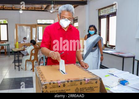 200805 -- COLOMBO, le 5 août 2020 Xinhua -- le président sri-lankais Gotabaya Rajapaksa jette son bulletin de vote dans un bureau de vote à Colombo, au Sri Lanka, le 5 août 2020. Une participation électorale estimée à 40 pour cent a été enregistrée lors des élections législatives du Sri Lanka mercredi midi, après le début du scrutin à 7 heures, heure locale, a indiqué le département d'information du gouvernement. Xinhua SRI LANKA-LES ÉLECTIONS PARLEMENTAIRES-LE VOTE PUBLICATIONxNOTxINxCHN Banque D'Images