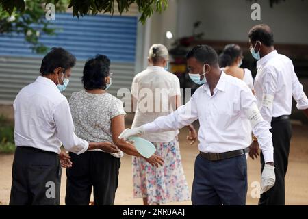 200805 -- COLOMBO, le 5 août 2020 -- des électeurs se font stériliser les mains dans un bureau de vote à Colombo, au Sri Lanka, le 5 août 2020. Une participation électorale estimée à 40 pour cent a été enregistrée lors des élections législatives du Sri Lanka mercredi midi, après le début du scrutin à 7 heures, heure locale, a indiqué le département d'information du gouvernement. Photo de /Xinhua SRI LANKA-PARLIMENTARY ELECTION-VOTING AjithxPerera PUBLICATIONxNOTxINxCHN Banque D'Images