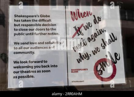 200806 -- LONDRES, 6 août 2020 -- une photo prise le 1 août 2020 montre un avis de fermeture à l'entrée du Shakespeare s Globe à Londres, en Grande-Bretagne. Au moins 5 000 travailleurs du théâtre en Grande-Bretagne, dont plus de la moitié à Londres, ont perdu leur emploi lors de la fermeture du COVID-19, a révélé un rapport syndical. POUR ALLER AVEC des milliers de travailleurs du théâtre britannique perdent des emplois en raison de COVID-19 impact BRITAIN-COVID-19-Theatre-IMPACT HanxYan PUBLICATIONxNOTxINxCHN Banque D'Images