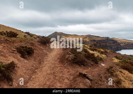 Ponta de Sao Lourenco - partie la plus orientale de l'île de Madère avec sentier de randonnée et collines partiellement rocheuses Banque D'Images