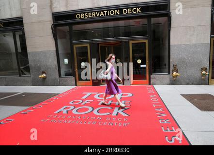 200806 -- NEW YORK, le 6 août 2020 -- Une femme passe devant l'entrée de la terrasse d'observation Top of the Rock à New York, aux États-Unis, le 6 août 2020. Top of the Rock observation Deck, la célèbre plate-forme d’observation qui se trouve au 30 Rockefeller Plaza, a rouvert au public jeudi, après avoir fermé temporairement en mars pour aider à limiter la propagation du COVID-19. U.S.-NEW YORK-TOP OF THE ROCK-ROWING WANGXYING PUBLICATIONXNOTXINXCHN Banque D'Images