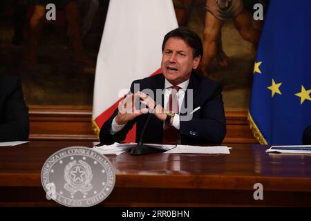 200807 -- ROME, le 7 août 2020 -- le Premier ministre italien Giuseppe Conte prend la parole lors d'une conférence de presse à Rome, en Italie, le 7 août 2020. Vendredi, le cabinet italien a donné son feu vert à un nouveau décret contenant de nouvelles mesures de soutien d'une valeur de 25 milliards d'euros 29,4 milliards de dollars américains pour faire face à l'urgence COVID-19 et encourager la reprise économique. Photo de /Xinhua ITALIE-ROME-COVID-19-MESURES DE RELANCE ÉCONOMIQUE AlbertoxLingria PUBLICATIONxNOTxINxCHN Banque D'Images