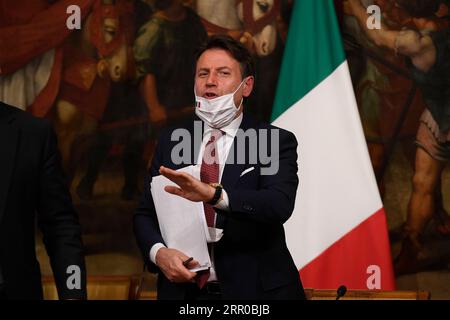 200807 -- ROME, le 7 août 2020 -- le Premier ministre italien Giuseppe Conte assiste à une conférence de presse à Rome, en Italie, le 7 août 2020. Vendredi, le cabinet italien a donné son feu vert à un nouveau décret contenant de nouvelles mesures de soutien d'une valeur de 25 milliards d'euros 29,4 milliards de dollars américains pour faire face à l'urgence COVID-19 et encourager la reprise économique. Photo de /Xinhua ITALIE-ROME-COVID-19-MESURES DE RELANCE ÉCONOMIQUE AlbertoxLingria PUBLICATIONxNOTxINxCHN Banque D'Images