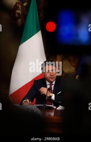 200807 -- ROME, le 7 août 2020 -- le Premier ministre italien Giuseppe Conte assiste à une conférence de presse à Rome, en Italie, le 7 août 2020. Vendredi, le cabinet italien a donné son feu vert à un nouveau décret contenant de nouvelles mesures de soutien d'une valeur de 25 milliards d'euros 29,4 milliards de dollars américains pour faire face à l'urgence COVID-19 et encourager la reprise économique. Photo de /Xinhua ITALIE-ROME-COVID-19-MESURES DE RELANCE ÉCONOMIQUE AlbertoxLingria PUBLICATIONxNOTxINxCHN Banque D'Images