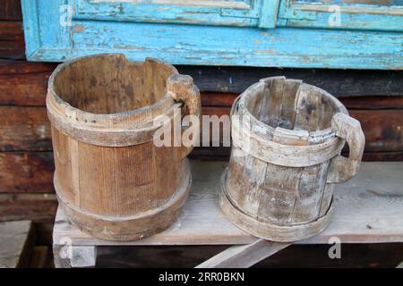 La photo a été prise en Ukraine. Dans l'un des villages des Carpates. Sur la photo, il y a de vieilles tasses en bois utilisées dans le passé. Banque D'Images