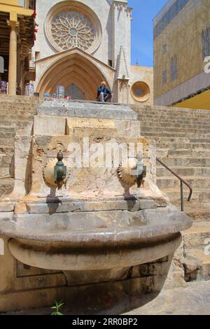 La photo a été prise dans la ville espagnole de Tarragone. Sur la photo sont des robinets en bronze antique pour l'eau. Banque D'Images