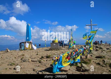 La photo a été prise dans les montagnes des Carpates. Sur la photo, le sommet de la plus haute montagne d'Ukraine est appelé Goverla. Banque D'Images