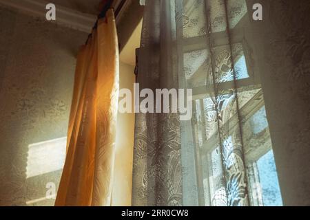 ouvrez les rideaux sur une fenêtre, un tir en intérieur à faible angle, pas de gens Banque D'Images