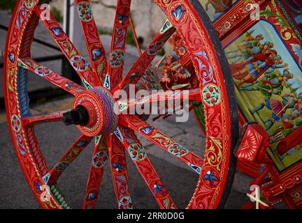 Vintage Carretto Siciliano une charrette typique tirée par des chevaux avec iconographie folklorique peinte à la main à Ragusa Ibla Sicile, Italie. Banque D'Images