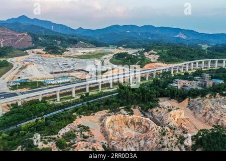 200809 -- QINGYUAN, 9 août 2020 -- une photo aérienne prise le 9 août 2020 montre un chemin de fer maglev à vitesse moyenne-basse en construction près du parc à thème Chimelong dans la ville de Qingyuan, province du Guangdong dans le sud de la Chine. Le projet principal de la ligne Qingyuan maglev tour devrait être achevé à la fin de cette année. CHINE-GUANGDONG-MOYENNE-BASSE VITESSE MAGLEV CONSTRUCTION FERROVIAIRE CN LIUXDAWEI PUBLICATIONXNOTXINXCHN Banque D'Images