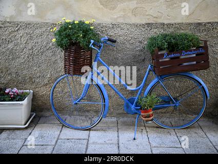 Vintage peint à la main bleu vélo publicité Residenza Donnafugata un Bed and Breakfast traditionnel sur Vico Domenico Morelli à Ragusa Ibla Sicile. Banque D'Images