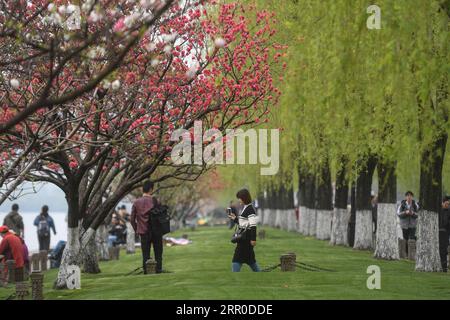 200810 -- HANGZHOU, 10 août 2020 -- les touristes visitent la chaussée du Baidi dans la région pittoresque du lac de l'Ouest à Hangzhou, capitale de la province du Zhejiang de l'est de la Chine, le 2 avril 2019. Le paysage culturel du lac de l'Ouest de Hangzhou, embrassé par des collines couvertes de nuages sur trois côtés et divisé en plusieurs parties par des causales pittoresques, présente un paysage délicat avec des pics se chevauchant et des temples de dispersion, pagodes, pavillons, jardins, arbres ornementaux, et des îles artificielles, ajoutant de la beauté à la ville de Hangzhou. Il a été inscrit par le Comité du patrimoine mondial sur la liste du patrimoine mondial de l UNESCO en tant que culte Banque D'Images