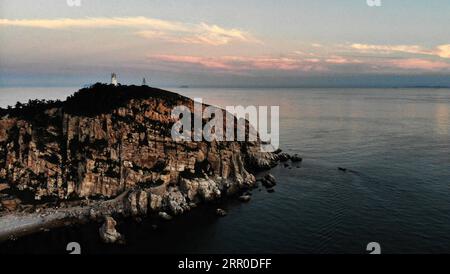 200810 -- CHANGDAO, 10 août 2020 -- une photo aérienne prise le 9 août 2020 montre le paysage de l'île Tuoji à Changdao, dans la province du Shandong de l'est de la Chine. CHINA-SHANDONG-CHANGDAO-SCENERY CN WangxKai PUBLICATIONxNOTxINxCHN Banque D'Images