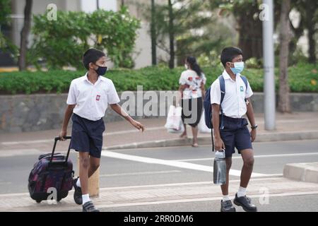 200810 -- COLOMBO, le 10 août 2020 -- des élèves se rendent à pied à leur école à Colombo, au Sri Lanka, le 10 août 2020. Toutes les écoles publiques à travers le Sri Lanka ont rouvert lundi après avoir été fermées pendant plus d’un mois en raison de la pandémie de COVID-19 qui a infecté plus de 2 800 000 personnes dans le pays insulaire, a déclaré le ministère de l’éducation. SRI LANKA-COLOMBO-COVID-19-RÉOUVERTURE DE L'ÉCOLE TANGXLU PUBLICATIONXNOTXINXCHN Banque D'Images