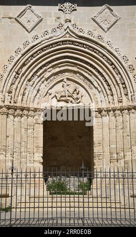 Vue panoramique du style gothique-catalan portale di San Giorgio Vecchio un monument du 15e siècle de Ragusa Ibla en Sicile, Italie. Banque D'Images