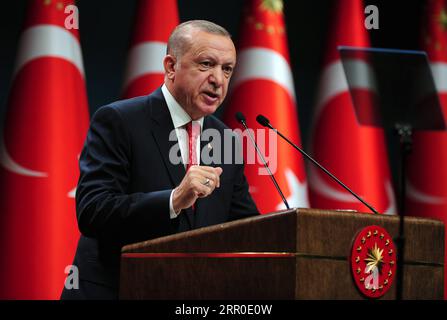 Bilder des Jahres 2020, News 08 août News Themen der Woche KW33 200810 -- ANKARA, 10 août 2020 -- le président turc Recep Tayyip Erdogan prend la parole lors d'une conférence de presse à Ankara, Turquie, le 10 août 2020. Le président turc Recep Tayyip Erdogan a appelé lundi à une formule acceptable pour les droits d’exploration énergétique en Méditerranée orientale, qui a été le centre de tensions sur les récentes activités de forage. Photo de /Xinhua TURQUIE-ANKARA-ERDOGAN-CONFLITS DE LA MÉDITERRANÉE ORIENTALE Mustafaxkaya PUBLICATIONxNOTxINxCHN Banque D'Images