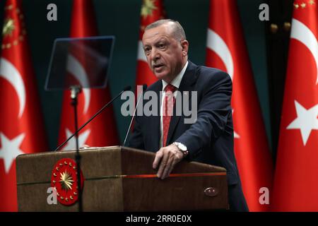 200810 -- ANKARA, 10 août 2020 -- le président turc Recep Tayyip Erdogan prend la parole lors d'une conférence de presse à Ankara, en Turquie, le 10 août 2020. Le président turc Recep Tayyip Erdogan a appelé lundi à une formule acceptable pour les droits d’exploration énergétique en Méditerranée orientale, qui a été le centre de tensions sur les récentes activités de forage. Photo de /Xinhua TURQUIE-ANKARA-ERDOGAN-CONFLITS DE LA MÉDITERRANÉE ORIENTALE Mustafaxkaya PUBLICATIONxNOTxINxCHN Banque D'Images