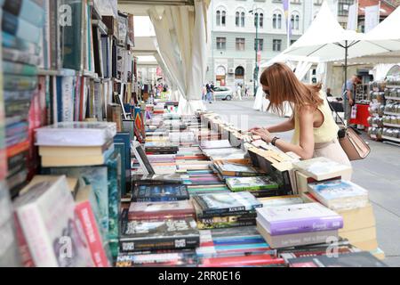 200810 -- SARAJEVO, 10 août 2020 -- Une femme cherche un livre à une foire du livre à la place des enfants à Sarajevo, Bosnie-Herzégovine, le 10 août 2020. La Foire du livre a ouvert ses portes dans l'espace ouvert de la place des enfants à Sarajevo le 07 août. Et se déroulera jusqu'en août 19. Nedim Grabovica BOSNIE-HERZÉGOVINE-SARAJEVO-FOIRE DU LIVRE ZhangxXiuzhi PUBLICATIONxNOTxINxCHN Banque D'Images