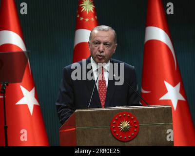 200810 -- ANKARA, 10 août 2020 -- le président turc Recep Tayyip Erdogan prend la parole lors d'une conférence de presse à Ankara, en Turquie, le 10 août 2020. Le président turc Recep Tayyip Erdogan a appelé lundi à une formule acceptable pour les droits d’exploration énergétique en Méditerranée orientale, qui a été le centre de tensions sur les récentes activités de forage. Photo de /Xinhua TURQUIE-ANKARA-ERDOGAN-CONFLITS DE LA MÉDITERRANÉE ORIENTALE Mustafaxkaya PUBLICATIONxNOTxINxCHN Banque D'Images