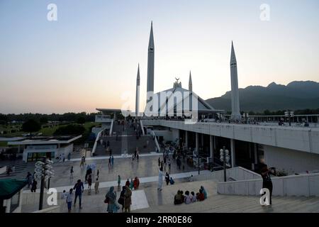 200811 -- ISLAMABAD, le 11 août 2020 -- des gens visitent la mosquée Faisal après la réouverture récente de la mosquée aux touristes à Islamabad, capitale du Pakistan, le 10 août 2020. Le gouvernement pakistanais a assoupli les restrictions COVID-19 du pays, notamment en rouvrant des théâtres, des cinémas, des restaurants et des sites touristiques. PAKISTAN-ISLAMABAD-FAISAL MOSQUÉE-TOURISME AhmadxKamal PUBLICATIONxNOTxINxCHN Banque D'Images