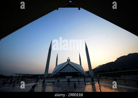 200811 -- ISLAMABAD, 11 août 2020 -- une photo prise le 10 août 2020 montre la mosquée Faisal rouverte à Islamabad, capitale du Pakistan. Le gouvernement pakistanais a assoupli les restrictions COVID-19 du pays, notamment en rouvrant des théâtres, des cinémas, des restaurants et des sites touristiques. PAKISTAN-ISLAMABAD-FAISAL MOSQUÉE-TOURISME AhmadxKamal PUBLICATIONxNOTxINxCHN Banque D'Images