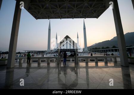 200811 -- ISLAMABAD, le 11 août 2020 -- des gens visitent la mosquée Faisal après la réouverture récente de la mosquée aux touristes à Islamabad, capitale du Pakistan, le 10 août 2020. Le gouvernement pakistanais a assoupli les restrictions COVID-19 du pays, notamment en rouvrant des théâtres, des cinémas, des restaurants et des sites touristiques. PAKISTAN-ISLAMABAD-FAISAL MOSQUÉE-TOURISME AhmadxKamal PUBLICATIONxNOTxINxCHN Banque D'Images