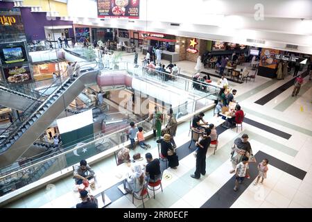 200811 -- ISLAMABAD, 11 août 2020 -- des gens dînent dans une aire de restauration dans un centre commercial à Islamabad, capitale du Pakistan, le 10 août 2020. Le gouvernement pakistanais a annoncé d'assouplir la plupart des restrictions COVID-19 restantes du pays à partir de lundi, y compris l'ouverture de théâtres, cinémas et restaurants, selon les médias locaux. PAKISTAN-ISLAMABAD-COVID-19-RESTRICTIONS-FACILITÉ AhmadxKamal PUBLICATIONxNOTxINxCHN Banque D'Images