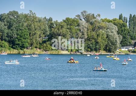200811 -- VIENNE, le 11 août 2020 -- les gens rament des bateaux sur le vieux Danube à Vienne, Autriche, le 31 juillet 2020. Vienne, la capitale de l'Autriche, est célèbre pour sa musique. Vienne a également attiré l'attention du monde entier par son modèle de développement de la ville verte qui préconise les voyages verts, l'écologisation urbaine et les modes de vie verts. AUTRICHE-VIENNE-GREEN CITY-DEVELOPMENT MODEL GUOXCHEN PUBLICATIONXNOTXINXCHN Banque D'Images