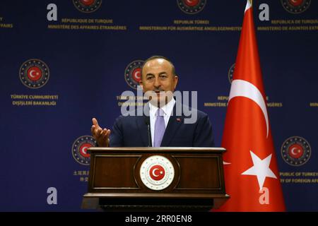 200811 -- ANKARA, le 11 août 2020 -- le ministre turc des Affaires étrangères Mevlut Cavusoglu s'exprime lors d'une conférence de presse conjointe avec son homologue azerbaïdjanais Jeyhun Bayramov invisible à Ankara, Turquie, le 11 août 2020. La Turquie délivrera des licences d'exploration sismique et de forage pour de nouvelles zones de la Méditerranée orientale à la fin de ce mois, a déclaré mardi le ministre turc des Affaires étrangères Mevlut Cavusoglu, promettant de poursuivre les activités dans la région qui a connu une escalade des tensions avec la Grèce. Photo de /Xinhua TURKEY-ANKARA-FM-PRESS CONFERENCE-EASTERN MEDITERRANEAN MustafaxKaya PUBLICATIONxNOTxINxCHN Banque D'Images