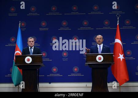 200811 -- ANKARA, le 11 août 2020 -- le ministre turc des Affaires étrangères Mevlut Cavusoglu R s'exprime lors d'une conférence de presse conjointe avec son homologue azerbaïdjanais Jeyhun Bayramov à Ankara, Turquie, le 11 août 2020. La Turquie délivrera des licences d'exploration sismique et de forage pour de nouvelles zones de la Méditerranée orientale à la fin de ce mois, a déclaré mardi le ministre turc des Affaires étrangères Mevlut Cavusoglu, promettant de poursuivre les activités dans la région qui a connu une escalade des tensions avec la Grèce. Photo de /Xinhua TURKEY-ANKARA-FM-PRESS CONFERENCE-EASTERN MEDITERRANEAN MustafaxKaya PUBLICATIONxNOTxINxCHN Banque D'Images