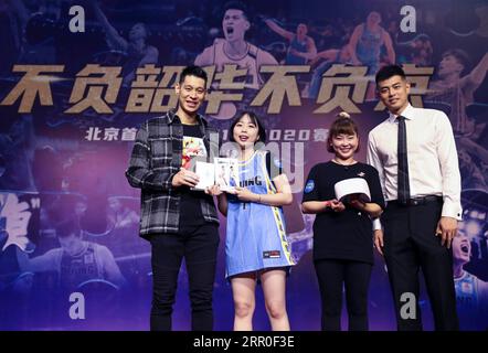 200812 -- BEIJING, 12 août 2020 -- le joueur de l'équipe masculine de basketball des Ducks de Beijing Jeremy Lin 1st L et Fang Shuo 1st R posent avec les fans lors d'un événement organisé par l'équipe masculine de basketball des Ducks de Beijing pour reconnaître les fans à Beijing, capitale de la Chine, le 12 août 2020. SPCHINA-BEIJING-BASKETBALL-PÉKIN CANARDS-FAN ENSEMBLE CN MENGXYONGMIN PUBLICATIONXNOTXINXCHN Banque D'Images