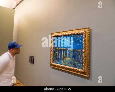 Les gens regardant Vincent Van Gogh, nuit étoilée sur le Rhône, Musée d'Orsay, Paris, France, Europe, UE. Banque D'Images