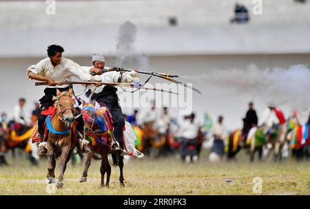 200813 -- BEIJING, 13 août 2020 -- des cavaliers concourent lors d'une course de chevaux à Nagqu, dans la région autonome du Tibet du sud-ouest de la Chine, le 11 août 2020. PHOTOS XINHUA DU JOUR ZhangxRufeng PUBLICATIONxNOTxINxCHN Banque D'Images