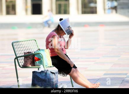 200813 -- TIRANA, le 13 août 2020 -- Une femme repose sur la place Skanderbeg au centre de la capitale Tirana, Albanie, le 12 août 2020. L'Albanie a été frappée par une vague de chaleur avec une température atteignant 39 degrés Celsius mercredi. Photo de /Xinhua ALBANIA-TIRANA-HOT WEATHER ArbenxCeli PUBLICATIONxNOTxINxCHN Banque D'Images