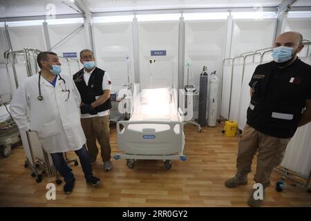 200814 -- BEYROUTH, le 14 août 2020 Xinhua -- des travailleurs médicaux sont vus dans un hôpital de campagne aidé par le Qatar à Beyrouth, au Liban, le 14 août 2020. Le ministre intérimaire de la Santé du Liban, Hamad Hassan, a ouvert vendredi l hôpital de campagne, qui contient une salle d opération et des salles d urgence, mis à disposition par le Qatar pour aider le secteur de la santé au Liban. Xinhua/Bilal Jawich LIBAN-BEYROUTH-QATAR-AID-HÔPITAL DE CAMPAGNE PUBLICATIONxNOTxINxCHN Banque D'Images