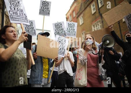 200814 -- LONDRES, 14 août 2020 Xinhua -- des gens prennent part à une manifestation devant le ministère de l'éducation à Londres, en Grande-Bretagne, le 14 août 2020. Le gouvernement britannique a annoncé mercredi un triple verrouillage de dernière minute pour les étudiants de niveau A et GCSE, ce qui pourrait augmenter les notes de remplacement pour les examens annulés dans la pandémie de COVID-19. Ce déménagement profitera aux élèves qui n’ont pas pu passer les examens GCSE ou de niveau A pendant la pandémie de COVID-19, ce qui est crucial pour décider de la meilleure façon de poursuivre leurs études, où chercher du travail ou une formation, ou à quel collège ou université postuler. PH Banque D'Images