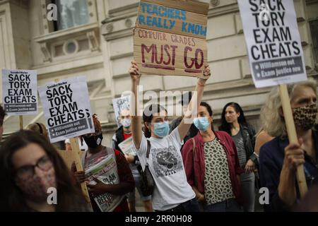 200814 -- LONDRES, 14 août 2020 Xinhua -- des gens prennent part à une manifestation devant le ministère de l'éducation à Londres, en Grande-Bretagne, le 14 août 2020. Le gouvernement britannique a annoncé mercredi un triple verrouillage de dernière minute pour les étudiants de niveau A et GCSE, ce qui pourrait augmenter les notes de remplacement pour les examens annulés dans la pandémie de COVID-19. Ce déménagement profitera aux élèves qui n’ont pas pu passer les examens GCSE ou de niveau A pendant la pandémie de COVID-19, ce qui est crucial pour décider de la meilleure façon de poursuivre leurs études, où chercher du travail ou une formation, ou à quel collège ou université postuler. PH Banque D'Images