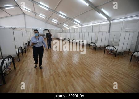 200814 -- BEYROUTH, le 14 août 2020 Xinhua -- des gens sont vus dans un hôpital de campagne aidé par le Qatar à Beyrouth, au Liban, le 14 août 2020. Le ministre intérimaire de la Santé du Liban, Hamad Hassan, a ouvert vendredi l hôpital de campagne, qui contient une salle d opération et des salles d urgence, mis à disposition par le Qatar pour aider le secteur de la santé au Liban. Xinhua/Bilal Jawich LIBAN-BEYROUTH-QATAR-AID-HÔPITAL DE CAMPAGNE PUBLICATIONxNOTxINxCHN Banque D'Images