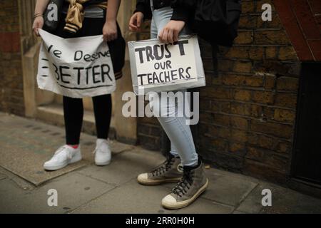 200814 -- LONDRES, 14 août 2020 Xinhua -- des gens prennent part à une manifestation devant le ministère de l'éducation à Londres, en Grande-Bretagne, le 14 août 2020. Le gouvernement britannique a annoncé mercredi un triple verrouillage de dernière minute pour les étudiants de niveau A et GCSE, ce qui pourrait augmenter les notes de remplacement pour les examens annulés dans la pandémie de COVID-19. Ce déménagement profitera aux élèves qui n’ont pas pu passer les examens GCSE ou de niveau A pendant la pandémie de COVID-19, ce qui est crucial pour décider de la meilleure façon de poursuivre leurs études, où chercher du travail ou une formation, ou à quel collège ou université postuler. PH Banque D'Images