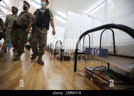 200814 -- BEYROUTH, le 14 août 2020 Xinhua -- des soldats sont vus dans un hôpital de campagne aidé par le Qatar à Beyrouth, au Liban, le 14 août 2020. Le ministre intérimaire de la Santé du Liban, Hamad Hassan, a ouvert vendredi l hôpital de campagne, qui contient une salle d opération et des salles d urgence, mis à disposition par le Qatar pour aider le secteur de la santé au Liban. Xinhua/Bilal Jawich LIBAN-BEYROUTH-QATAR-AID-HÔPITAL DE CAMPAGNE PUBLICATIONxNOTxINxCHN Banque D'Images