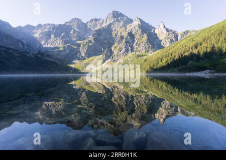 Majestueuse montagne rocheuse reflétant dans le lac alpin limpide vierge, Pologne, Europe Banque D'Images