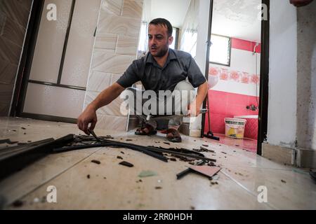 200815 -- GAZA, 15 août 2020 Xinhua -- Un palestinien inspecte les dommages causés à une maison suite à une frappe aérienne israélienne à l'est du camp de réfugiés d'al-Bureij, dans le centre de la bande de Gaza, le 15 août 2020. Des avions de l'armée israélienne ont frappé vendredi soir des postes et des installations dans la bande de Gaza qui appartiennent aux militants du mouvement islamique Hamas en réponse au lancement de ballons incendiaires depuis l'enclave côtière en Israël. Photo de Yasser Qudih/Xinhua MIDEAST-GAZA-AIRSTRIKE PUBLICATIONxNOTxINxCHN Banque D'Images