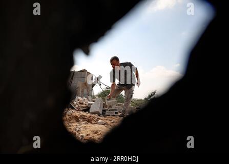 200815 -- GAZA, 15 août 2020 Xinhua -- Un palestinien inspecte les dommages causés à une maison suite à une frappe aérienne israélienne à l'est du camp de réfugiés d'al-Bureij, dans le centre de la bande de Gaza, le 15 août 2020. Des avions de l'armée israélienne ont frappé vendredi soir des postes et des installations dans la bande de Gaza qui appartiennent aux militants du mouvement islamique Hamas en réponse au lancement de ballons incendiaires depuis l'enclave côtière en Israël. Photo de Yasser Qudih/Xinhua MIDEAST-GAZA-AIRSTRIKE PUBLICATIONxNOTxINxCHN Banque D'Images