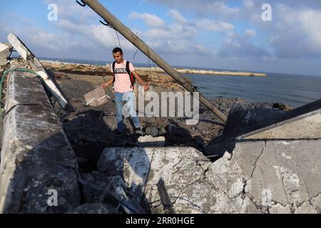 200815 -- KHAN YOUNIS, 15 août 2020 Xinhua -- Un palestinien inspecte le site d'une frappe aérienne israélienne dans la ville de Khan Younis, dans le sud de la bande de Gaza, le 15 août 2020. Des avions de l'armée israélienne ont frappé vendredi soir des postes et des installations dans la bande de Gaza qui appartiennent aux militants du mouvement islamique Hamas en réponse au lancement de ballons incendiaires depuis l'enclave côtière en Israël. Photo de Yasser Qudih/Xinhua MIDEAST-KHAN YOUNIS-AIRSTRIKE PUBLICATIONxNOTxINxCHN Banque D'Images