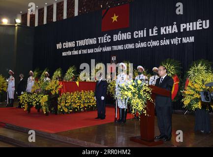 200815 -- HANOI, 15 août 2020 Xinhua -- le Premier ministre vietnamien Nguyen Xuan Phuc 1st R prononce l'oraison funèbre lors du service commémoratif de le Kha Phieu, ancien secrétaire général du Comité central du Parti communiste du Vietnam, à Hanoi, Vietnam, le 15 août 2020. Les services commémoratifs pour le Kha Phieu ont eu lieu simultanément dans la capitale Hanoi, dans le sud de Ho Chi Minh ville et dans sa province natale de Thanh Hoa samedi après-midi. VNA via Xinhua VIETNAM-HANOI-LE KHA PHIEU-MEMORIAL SERVICES PUBLICATIONxNOTxINxCHN Banque D'Images