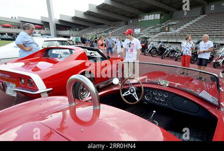 Highlight Bilder des Tages 200815 -- SCHWECHAT AUTRICHE, 15 août 2020 -- les gens visitent J.J. U.S. car et Oldtimer Treffen à Schwechat, Autriche, le 15 août 2020. Jj s U.S. car et Oldtimer Treffen, une exposition de voitures anciennes, a eu lieu ici samedi. AUTRICHE-SCHWECHAT-JJ S VOITURE AMÉRICAINE ET OLDTIMER TREFFEN GUOXCHEN PUBLICATIONXNOTXINXCHN Banque D'Images