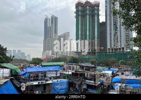 Vue de Mahalakshmi Dhobi Ghat, où les gens lavent les vêtements à la main, prétendait être la plus grande buanderie extérieure du monde, à Mumbai, en Inde. Banque D'Images