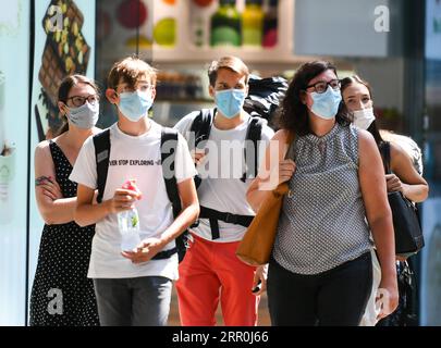200816 -- FRANCFORT, 16 août 2020 -- des passagers portant des masques faciaux marchent à la gare centrale au milieu de l'épidémie de COVID-19 à Francfort, en Allemagne, le 16 août 2020. ALLEMAGNE-FRANCFORT-COVID-19 LuxYang PUBLICATIONxNOTxINxCHN Banque D'Images